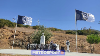 Το μνημείο των Τεμπών μετά την αντικατάσταση των σημαιών