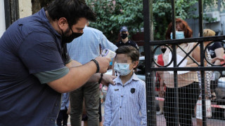 Μάσκα και στα διαλείμματα για τους μαθητές