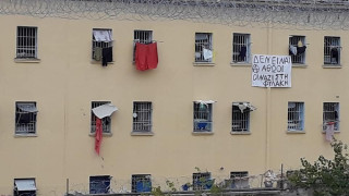 Δίκη Χρυσής Αυγής : Κρατούμενοι στον Κορυδαλλό κρέμασαν πανό