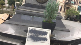 Βανδαλίστηκαν πινακίδες σε αγάλματα μορφών της ελληνικής αρχαιότητας στα Σκόπια