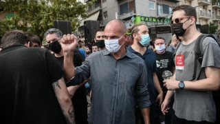 Καταγγελία Βαρουφάκη: «Είμαι βουλευτής» - Αστυνομικός: «Άλλος ένας λόγος να σε γ....»