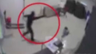 Αγρια ληστεία στη Θεσσαλονίκη, τον έσερνε με το πιστόλι στον κρόταφο