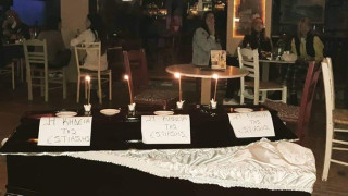 Εβαλε... φέρετρο έξω από το μαγαζί του