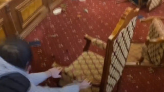 Χαμός στην Αρμενία: Διαδηλωτές εισέβαλαν στη βουλή και τα έκαναν γυαλιά καρφιά!