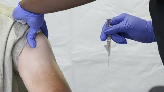 Κορωνοϊός: Ποιες παρενέργειες προκαλεί το κάθε εμβόλιο – Τα συμπτώματα