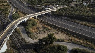 Βίντεο (σκληρές εικόνες): Ηλικιωμένος πέφτει από γέφυρα στην Ολυμπία Οδό