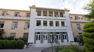 «Έσπασε στο ξύλο ειδικευόμενη γιατρό γιατί καθυστέρησε να εξετάσει την κόρη του»