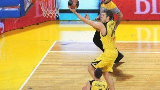 Ενοχλήσεις στο γόνατο για Βενζέκοφ