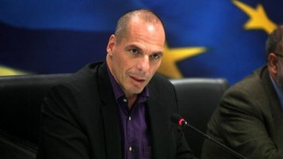 Βαρουφάκης: «Θέμα υψίστης συμβολικής σημασίας η επαναπρόσληψη των καθαριστριών»