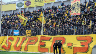 Θέλει τον κόσμο στο πλευρό του