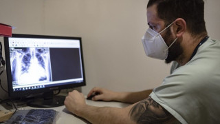 ΗΠΑ: Έλληνας επιστήμονας ανιχνεύει τον κορωνοϊό με... ακτινογραφία