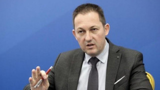 Η γκάφα του Στέλιου Πέτσα για την 28η Οκτωβρίου: Πόσταρε παραποιημένη ελληνική σημαία από... ΑΙ