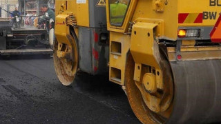 Εργασίες ασφαλτόστρωσης στην παράπλευρη οδό Θεσσαλονίκης-Εδεσσας