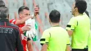 Φοβερό σκηνικό στην Τουρκία! Παίκτης έδειξε από το κινητό του το λάθος στο διαιτητή και αποβλήθηκε!