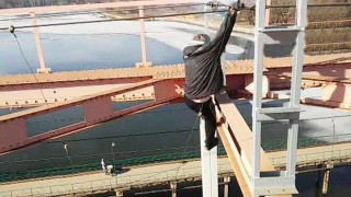 Έχασε τη ζωή του όταν έπιασε κατά λάθος καλώδιο ηλεκτρικού ρεύματος! (βίντεο)