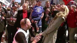 Πρόταση γάμου σε ρεπόρτερ... on air (video)
