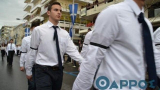 Παρέλασαν με μαύρα περιβραχιόνια για τον Γιακουμάκη στην Καλαμάτα