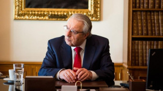 Νέα ανάρτηση Μπαμπινιώτη για... «τάφους» και «ρομπότ»