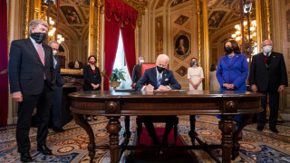 Ο Μπάιντεν ξηλώνει τις αμφιλεγόμενες αποφάσεις Τραμπ