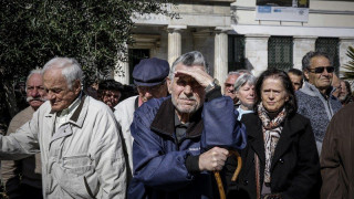 Συνταξιούχοι: Τα τρία σενάρια για την ενίσχυσή τους – Πώς έχασαν 164 δισ. από τα μνημόνια