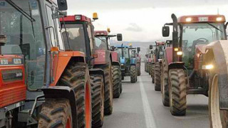 Θεσσαλονίκη: Αγρότες κάνουν μηχανοκίνητη πορεία προς το αεροδρόμιο!