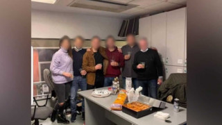 Σάλος με κορονοπάρτι μέσα στη ΓΑΔΑ – Ουίσκι και αγκαλιές χωρίς μάσκες