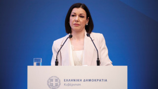 Η κυβέρνηση στηρίζει τη Μενδώνη: «Είναι μία... καλή υπουργός»