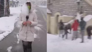 Επίθεση με... χιονόμπαλες σε ρεπόρτερ του ΣΚΑΪ στην Αθήνα