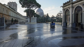 Βατικανό σε εργαζόμενους: «Κάντε το εμβόλιο για να μην απολυθείτε»