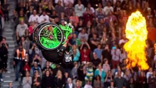 Άαρον Φόδερινγκχαμ: Έγινε ο Σούπερμαν πάνω σε δύο τροχούς