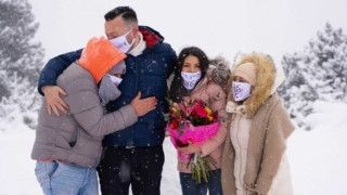 Σέλι: Πρόταση γάμου... υπερπαραγωγή, με κόκκινες καρδιές και βεγγαλικά στους -10 βαθμούς