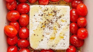 Πώς το TikTok έκανε viral και ανάρπαστη τη φέτα στις ΗΠΑ