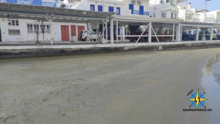 Σίφνος: Εξαφανίστηκε η θάλασσα στην παραλία μπροστά από τα καταστήματα (video)