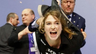 Βίντεο: Διεκόπη η συνέντευξη Τύπου Ντράγκι μετά από εισβολή διαδηλώτριας