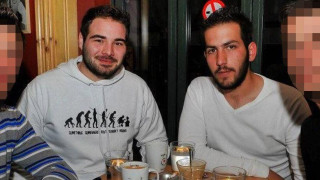 Θρήνος για τους δύο νέους που χάθηκαν στον «πόλεμο» των βαρελότων