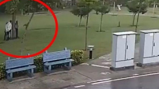 ΣΟΚ: Η στιγμή που κεραυνός χτυπά και ρίχνει κάτω 4 ανθρώπους