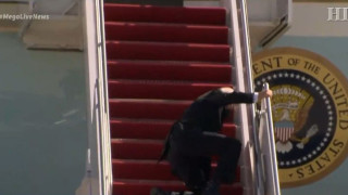 ΗΠΑ: Ο Μπάιντεν σκόνταψε τρεις φορές ανεβαίνοντας στο Air Force One