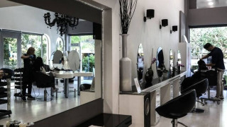 Θεσσαλονίκη: «Τρέχουν» για ραντεβού στα κομμωτήρια πριν εφαρμοστούν τα νέα μέτρα