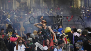 Απίστευτες σκηνές στη Μασσαλία: Αψήφισαν το lockdown για να γιορτάσουν το καρναβάλι