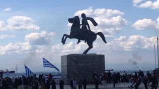 Θεσσαλονίκη: Καπνογόνα, «τσολιάδες» και σημαίες στο άγαλμα του Μεγάλου Αλεξάνδρου