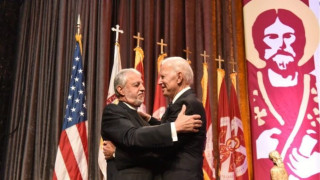 Ο Ελληνας κληρικός που θέλει δίπλα του ο Μπάιντεν