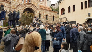 Συνωστισμός στην εξόδιο ακολουθία του αρχιμανδρίτη Σαράντη Σαράντου!