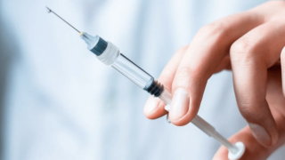 Καθηγητής λοιμωξιολογίας: Oι γυναίκες και οι κάτω των 40 πιο πιθανό να υποφέρουν από παρενέργειες