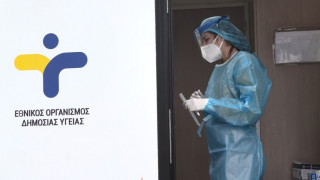 Κορωνοϊός: Τι απαντά ο ΕΟΔΥ για τις «αριθμητικές διαφορές» σε κρούσματα και θανάτους