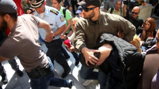 «Κτήνος να πεθάνεις στη φυλακή» ούρλιαζαν στον παιδοκτόνο (ΒΙΝΤΕΟ) 