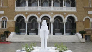 ΣΚΑΝΔΑΛΟ: Ο Αρχιεπίσκοπος Κύπρου έχτισε πισίνα στην ταράτσα!