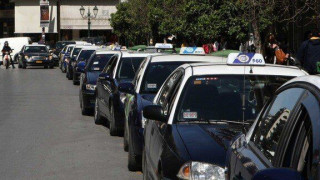Ταξί τυλίχτηκε στις φλόγες στον Φοίνικα