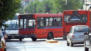 Θεσσαλονίκη: Τα παράνομα παρκαρίσματα μπλοκάρουν τα λεωφορεία του ΟΑΣΘ (ΒΙΝΤΕΟ)