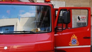 ΤΩΡΑ: Φωτιά στην Χαριλάου 
