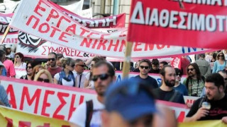 O Βαρουφάκης βοήθησε άστεγο πολίτη δίνοντας του 10 ευρώ και 50 λεπτά! (videos)